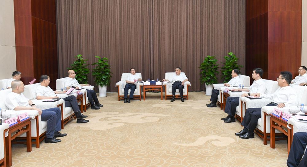 山東出版集團黨委書記、董事長劉文強與浪潮集團黨委書記、董事長鄒慶忠舉行工作會談并簽署戰略合作協議